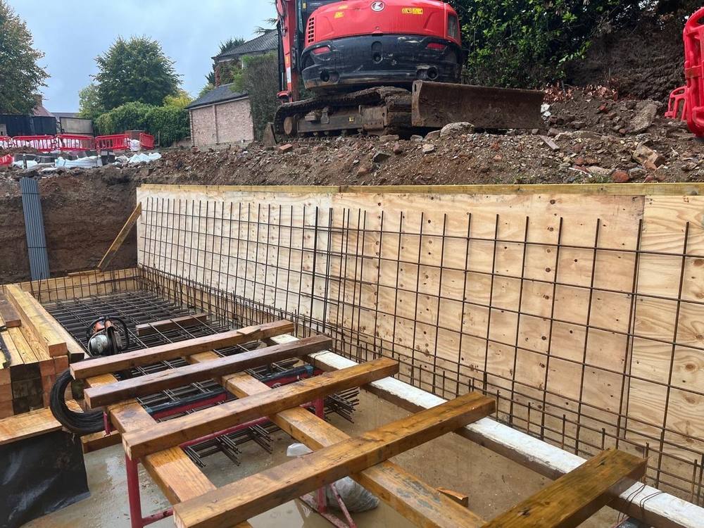 Reinforcement cage fixed against a plywood shutter