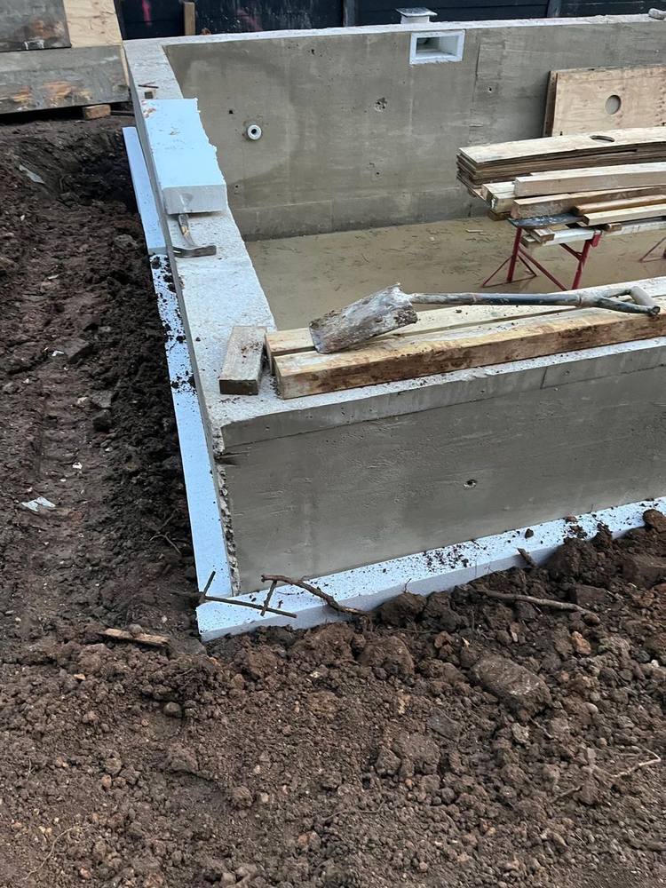 Poured reinforced concrete pool walls with external insulation fixed